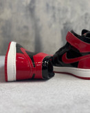 کتونی Air jordan1 high مشکی قرمز ورنی